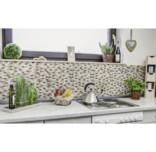 Küchenszene mit Mosaikfliesen, Dekorationen und Küchenutensilien auf einer Arbeitsplatte