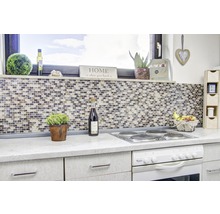 Helle Küche mit Mosaikfliesenwand, Herd und Dekorationen