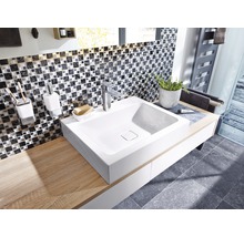 Badezimmer mit Waschbecken, Armatur, Mosaikfliesen und Holzablage