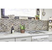 Küchenszene mit Mosaikfliesen, Herd und Dekoration