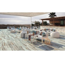 Außenbereich mit Sitzmöbeln und Blick auf den Strand