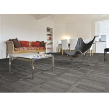 Wohnzimmer mit Sofa, Tisch und Bodenfliesen in Holzoptik