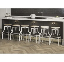 Küchenszene mit sechs Barhockern aus Metall und Holz an einer Küchentheke.