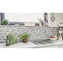 Küchenszene mit Mosaikfliesen, Kräutern, Dekorationen und Elektroherd