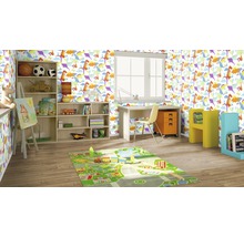 Kinderzimmer mit Schreibtisch, Bücherregal und Dinosaurier-Tapete