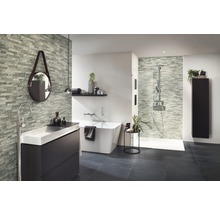 Modernes Badezimmer mit Waschtisch, Spiegel, Badewanne und Dusche