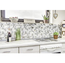 Küchenszene mit Mosaikfliesen, Herd und dekorativen Elementen für eine wohnliche Atmosphäre.