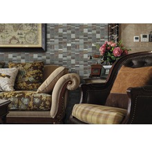 Dekoratives Wohnzimmer mit Mosaikfliesenwand, Sofa und Sessel