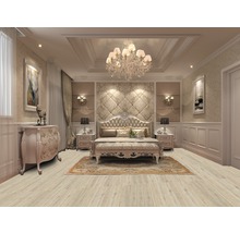 Helles Schlafzimmer mit Doppelbett, Nachttischen, Kommode und Teppich auf dem Boden