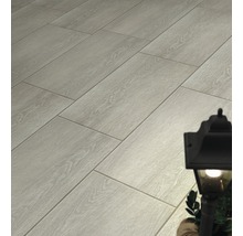 Verlegte Bodenfliesen mit Holzoptik und einer Laterne