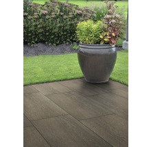 Gartenlandschaft mit Keramikfliesen in Holzoptik und bepflanztem Topf