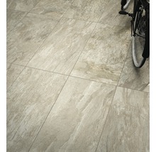 Verlegte Bodenfliesen mit Natursteinoptik und Fahrrad