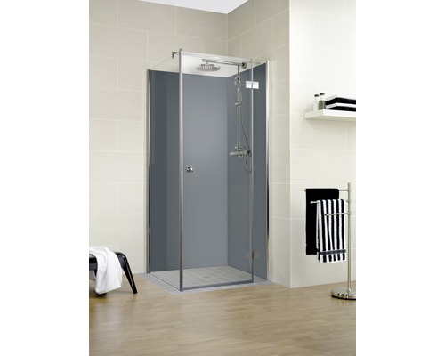 Badezimmer mit ebenerdiger Dusche, Duschkopf und Handbrause