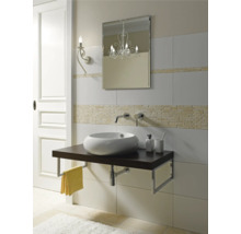 Modernes Badezimmer mit Waschtisch, Spiegel und Wandleuchte