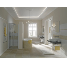 Helles Badezimmer mit Dusche, Badewanne, Waschtischen und Fliesenboden