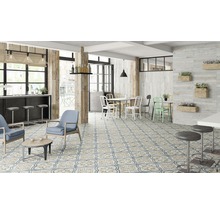 Innenraum mit Bar, Tischen, Stühlen und gemustertem Boden