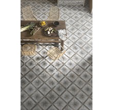 Innenraum mit Dekoration und Bodenfliesen mit Muster