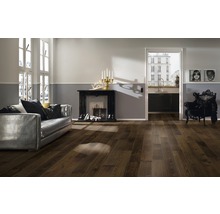 Wohnzimmer mit braunem Holzboden, Sofa und Kamin