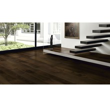 Innenraum mit dunklem Holzboden und Treppe mit freitragenden Stufen