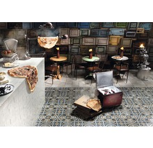 Innenraum eines Restaurants mit Tischen, Stühlen und dekorativen Wandelementen