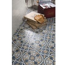 Boden mit Dekorfliesen, Pizzakartons und Kühlbox