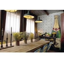 Esstisch aus Holz mit Blumen, Kerzen und Dekorationen in einem hellen Raum