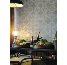 Dekorative Küche mit Fliesenmuster, Gemüse und Getränken.