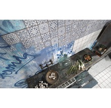 Dekorative Wandgestaltung mit Fliesen in einem Küchenbereich mit Vintage-Elementen.