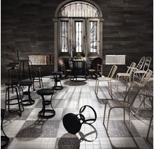 Interieuransicht mit Fliesenboden, Stühlen und Heizkörpern