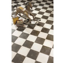 Schachbrettmuster Boden mit Schaukelpferd und Dekoration