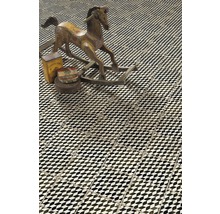 Fliesenboden mit geometrischem Muster und Holzspielzeug