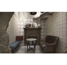 Wohnraum mit Sitzbank, Sofa, Kamin und dekorativen Elementen in einem Raum mit beschädigten Wänden