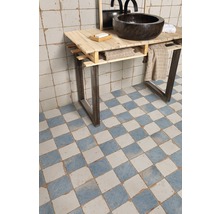 Badezimmer mit Waschtisch aus Holz, Aufsatzwaschbecken und Schachbrettfliesen