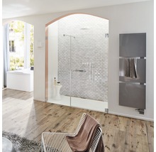 Helles Badezimmer mit Dusche, Handtuchwärmer, Sessel und Holzboden