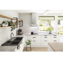 Helle Küche mit Spüle, Armatur, Regalen und Küchengeräten.