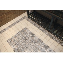 Dekorative Fliesen mit Mustern in einem Badezimmer