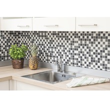 Küchenspüle mit Armatur, Fliesen, Arbeitsplatte, Basilikum im Topf und Ananas