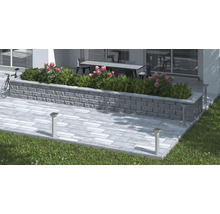 Gestaltung einer Terrasse mit Pflastersteinen, Stützmauer mit Bepflanzung und Solarleuchten