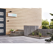 Eingangsbereich mit Holzfassade, Pflastersteinen und Treppe