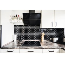 Moderne Küche mit schwarzen Fliesen, Dunstabzugshaube und Kochfeld