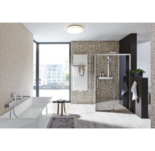 Helles Badezimmer mit Badewanne, Dusche und Heizkörper