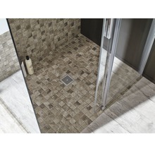 Detailansicht einer Dusche mit Mosaikfliesen, Duschkabine und Ablauf