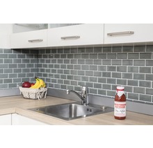 Küchenszene mit Spüle, Armatur, Fliesen und Lebensmitteln