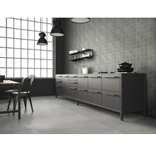 Helle Küche im Industriedesign mit Küchenzeile, quadratischen Wandfliesen und Esstisch