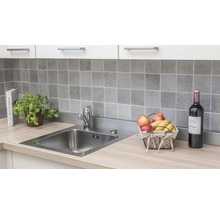 Küchenspüle mit Armatur auf einer Küchentheke mit Fliesenrückwand