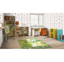 Kinderzimmer mit Schreibtisch, Bücherregal, Spielzeug und einem bunten Teppich mit Straßenmuster.