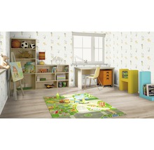 Ein Kinderzimmer mit Möbeln, Wandtapete mit Tiermotiven und einem Spielteppich.