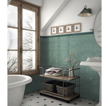 Helles Badezimmer mit Badewanne, Fenster und Ablagewagen