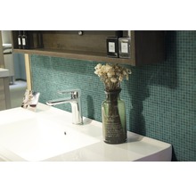 Badezimmer Waschbecken mit Armatur, Dekoration und Aufbewahrungsmöbel