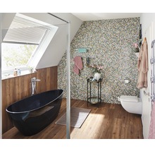 Badezimmer mit freistehender Badewanne, Mosaikwand und Dachfenster